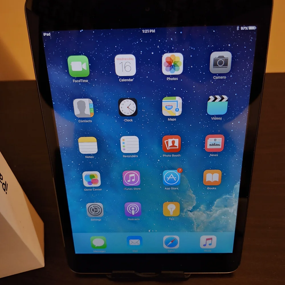 Apple iPad Mini 1st Generation 16GB, Wi-Fi With Keyboard And Accessory Kit